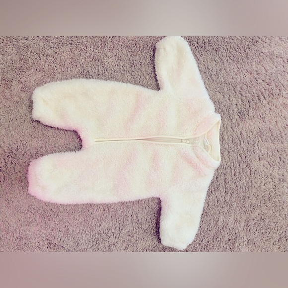 🚫SOLD🚫SOLD🚫NEWBORN FLEECE ONE PIECE Size 0 White with zipper front Warm - Picture 3 of 7